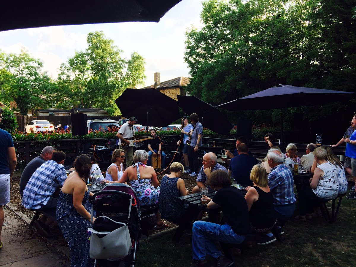 A pleasant Sunday afternoon  <a href="/coachcroxley/">The Coach and Horses</a> being entertained by local band / musicians whilst having a cold beer. What Sundays are made for😎