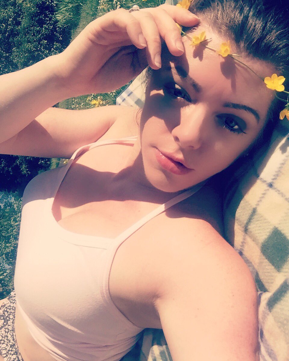 donnarhian31's tweet photo. It's been so lovely out today. Perfect for making buttercup chains haha.#innerchild #summerdays #hot #headflowers https://t.co/pLPjyFiRlZ