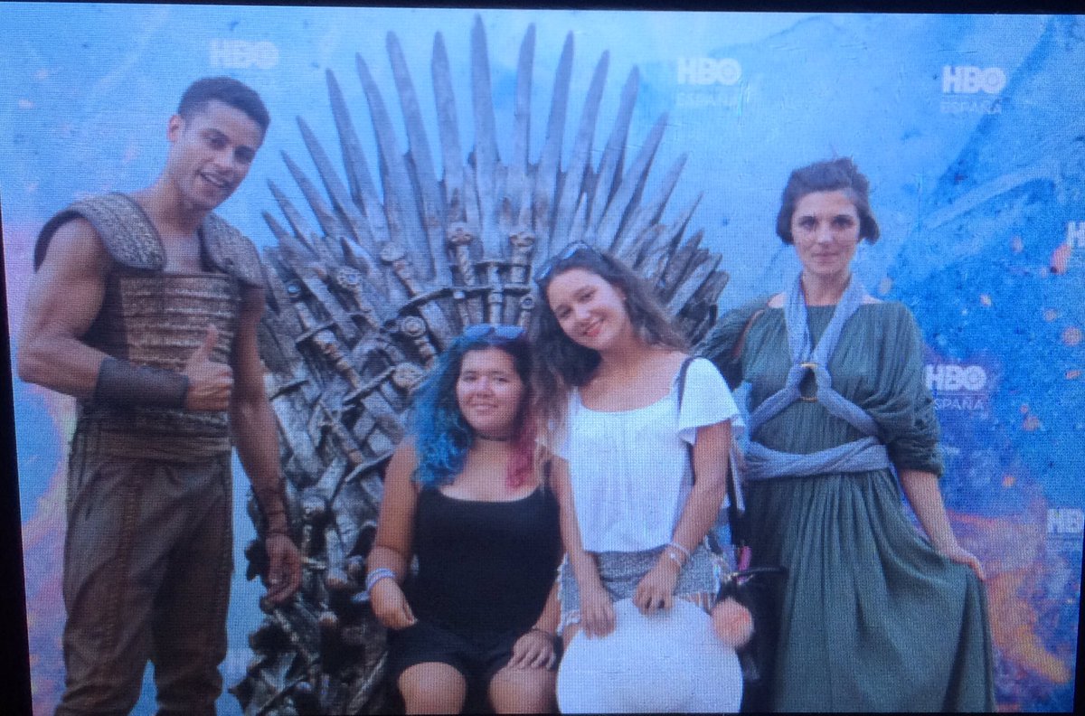 RaquelHilbrecht's tweet photo. #abreelportón Pasear por Madrid y como no encontrarnos la promoción de GOT7!! 😵❤️ https://t.co/TmRGohWxNB