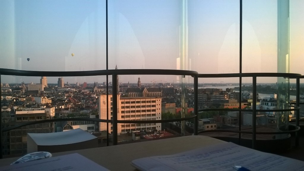 KarolienR's tweet photo. What a view! @MNMbe #studerenintMAS #MAS #study360 #gate15 #Antwerpen #zonsondergang #marathonradio #yeswecan https://t.co/fZ12jjLFzn