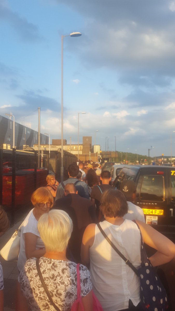 #LondonStPancras <a href="/networkrail/">Network Rail</a> enjoying the festival Q... I mean taxi Q after all trains terminated. Isn't #luton lovely