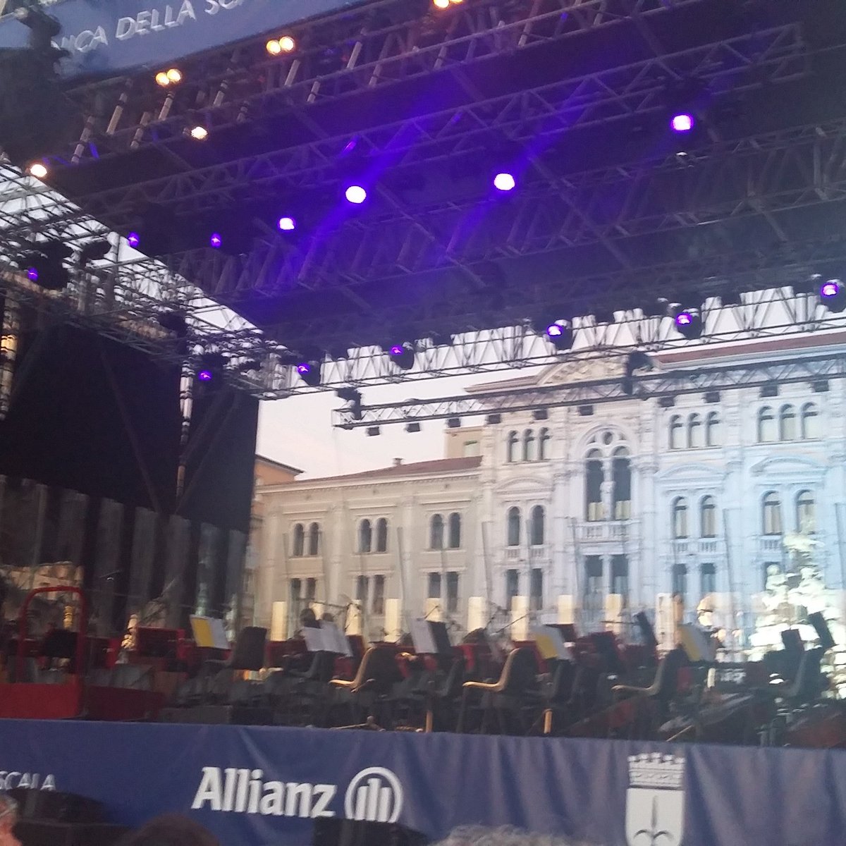 Piazza unità d'Italia con <a href="/ClaudiaParzani/">claudia parzani</a> thank you #allianzitalia