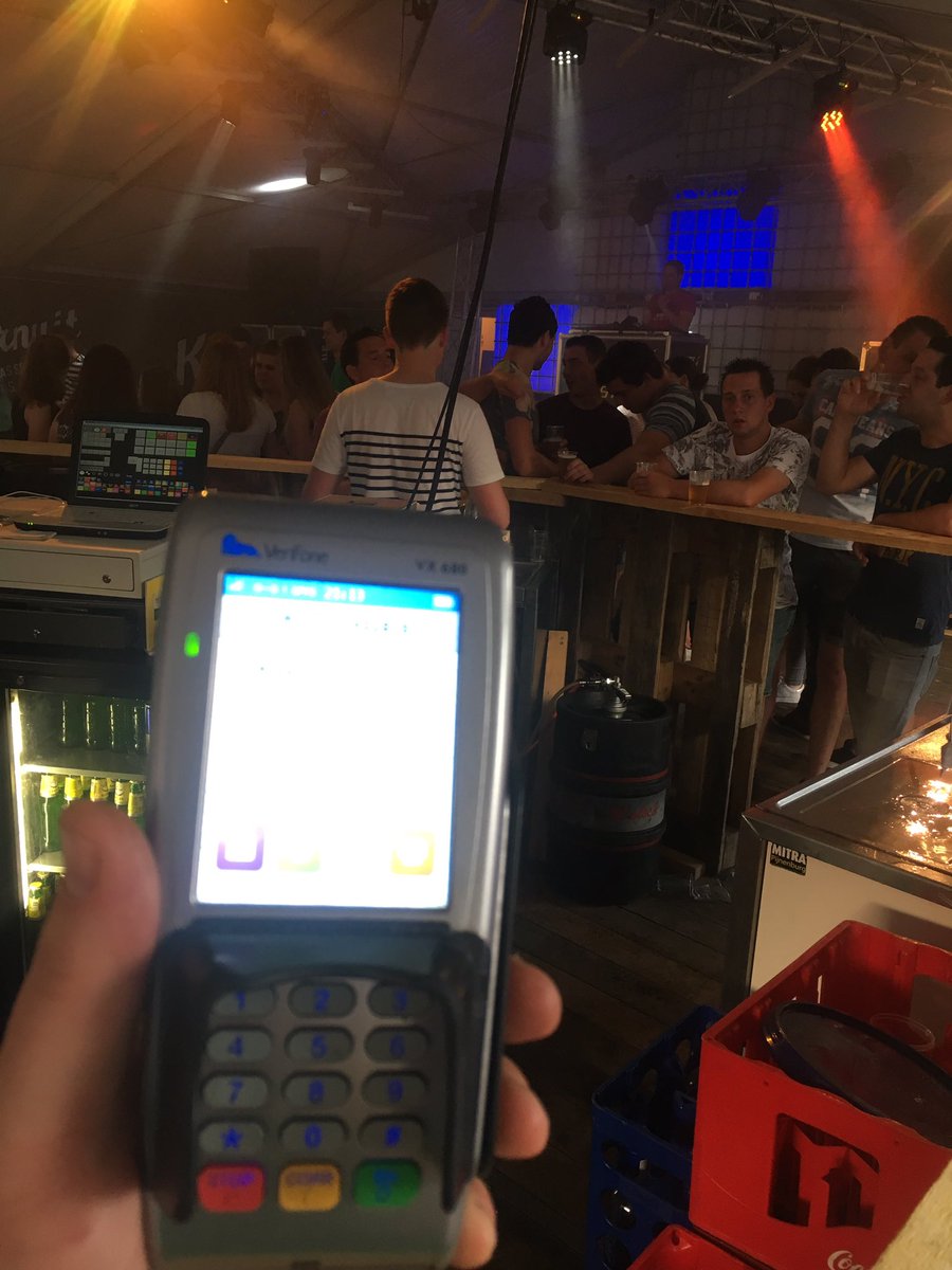 Pinautomaat van de Rabobank ligt eruit. U kunt mobiel pinnen bij De Kornuit Feesttent. Met dank aan De Notenman Fedor.