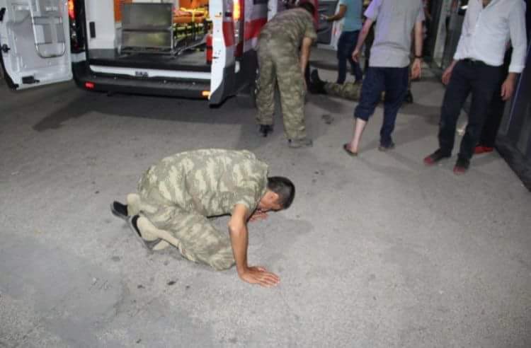 Hem zehirlenecekler hem de kışlada dayak yiyecekler ve bu iddalar görmezden gelinecek! Hastahanenin önünde aileler toplanmalı sahip çıkmalı.