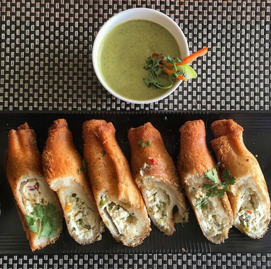 DarbarZaika's tweet image. #ChickenBread #rolls