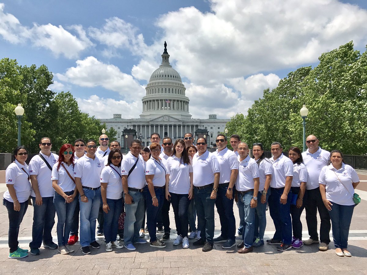 ElicFernandez's tweet photo. Recorrido por monumentos y museos de Washington DC. #ProgramaLideresVisitantes y #LideresRDenUSA . En el Capitolio, Congreso Federal. https://t.co/mWk3Glc3N9