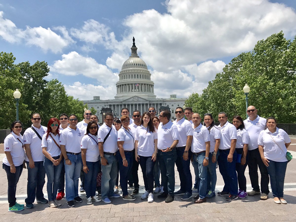 ElicFernandez's tweet photo. Recorrido por monumentos y museos de Washington DC. #ProgramaLideresVisitantes y #LideresRDenUSA . En el Capitolio, Congreso Federal. https://t.co/mWk3Glc3N9