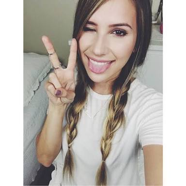 CamiRandom12's tweet photo. Si la tuvieras al frente que le dirías a @HelloImLana ??? #QueremosCMFPeru #PeruNeedsCMF @ClubMediaFest https://t.co/xJHWKo0Kd5