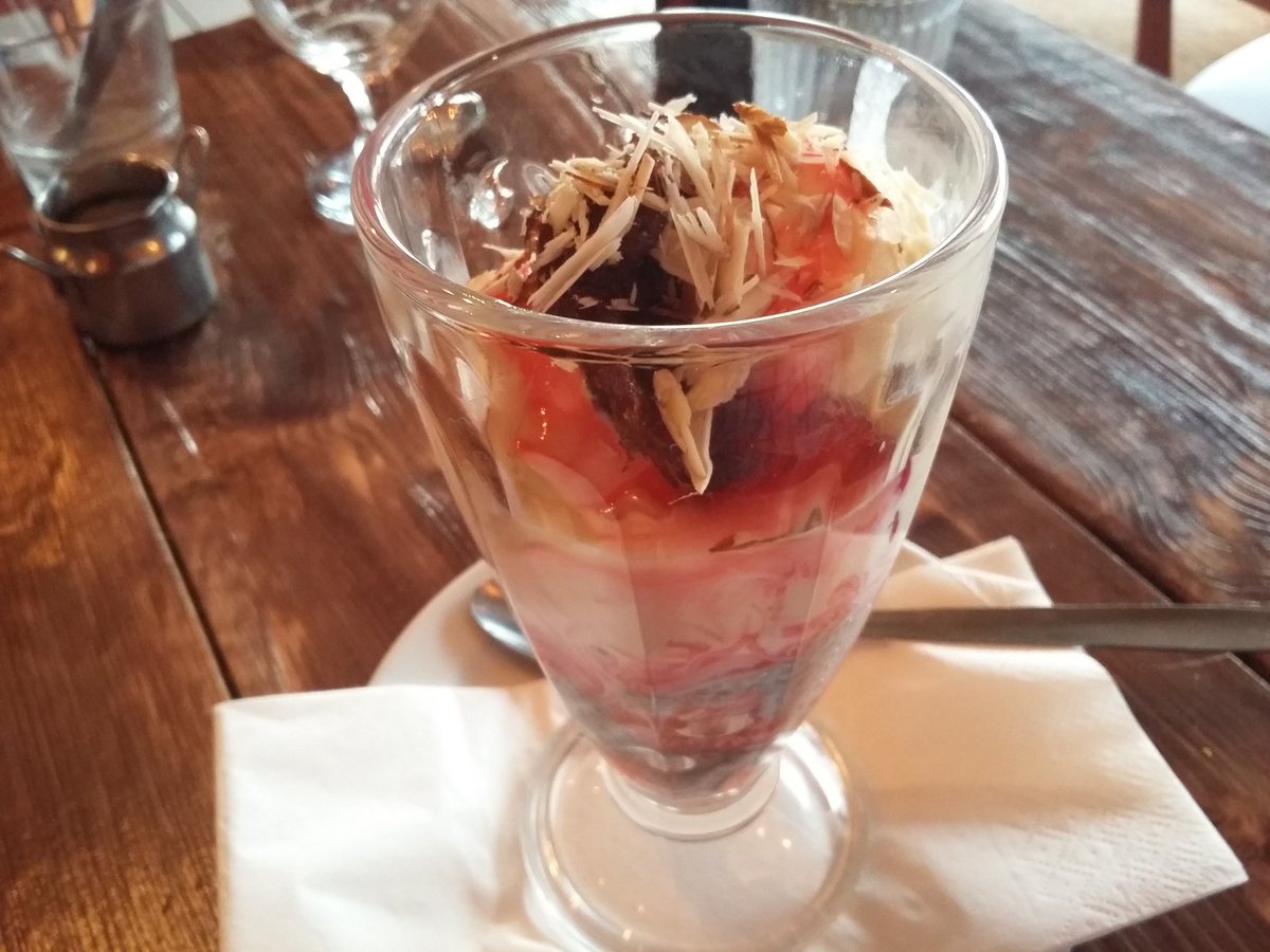 MichelinGuideUK's tweet photo. Delicious red pepper prawns, methi chicken and a refreshing falooda @Dastaan447 in Surrey https://t.co/0PcqUum6N4