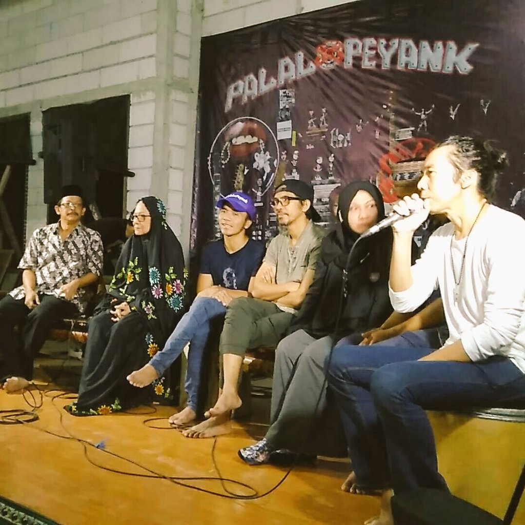 slankdotcom's tweet photo. Yuks pantengin #SlankOnStream di Facebook Slank SEKARANG!! https://t.co/hLyc1PPmLG