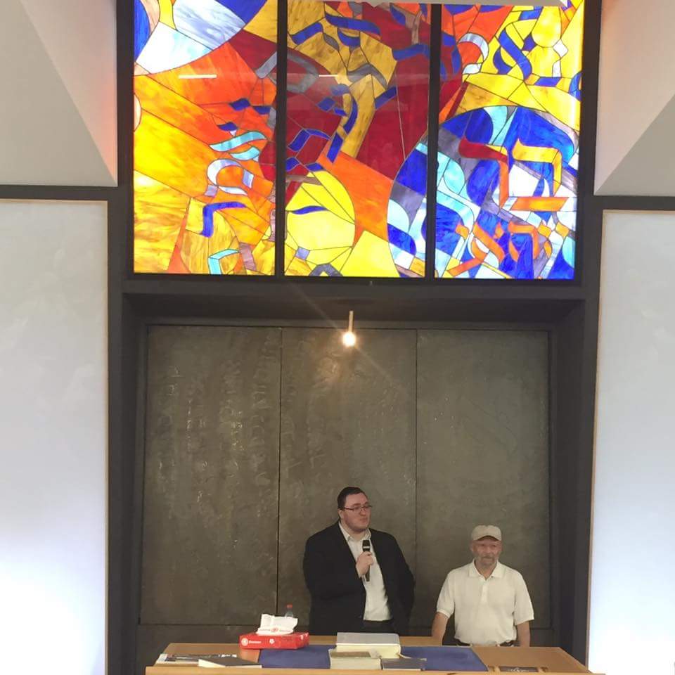 croyants_cite's tweet photo. Étape 3 : à la synagogue Bar Yohaï avec @RabbinSultan qui évoque Chavouot, la pentecôte juive et l'étude ds le judaïsme https://t.co/dKtb0OKJvh