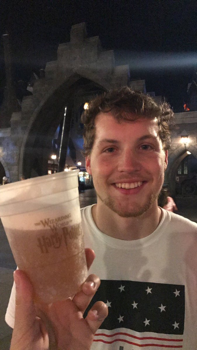 kam_peanut's tweet photo. LA always treats us good💜 https://t.co/UP1DwpJS45