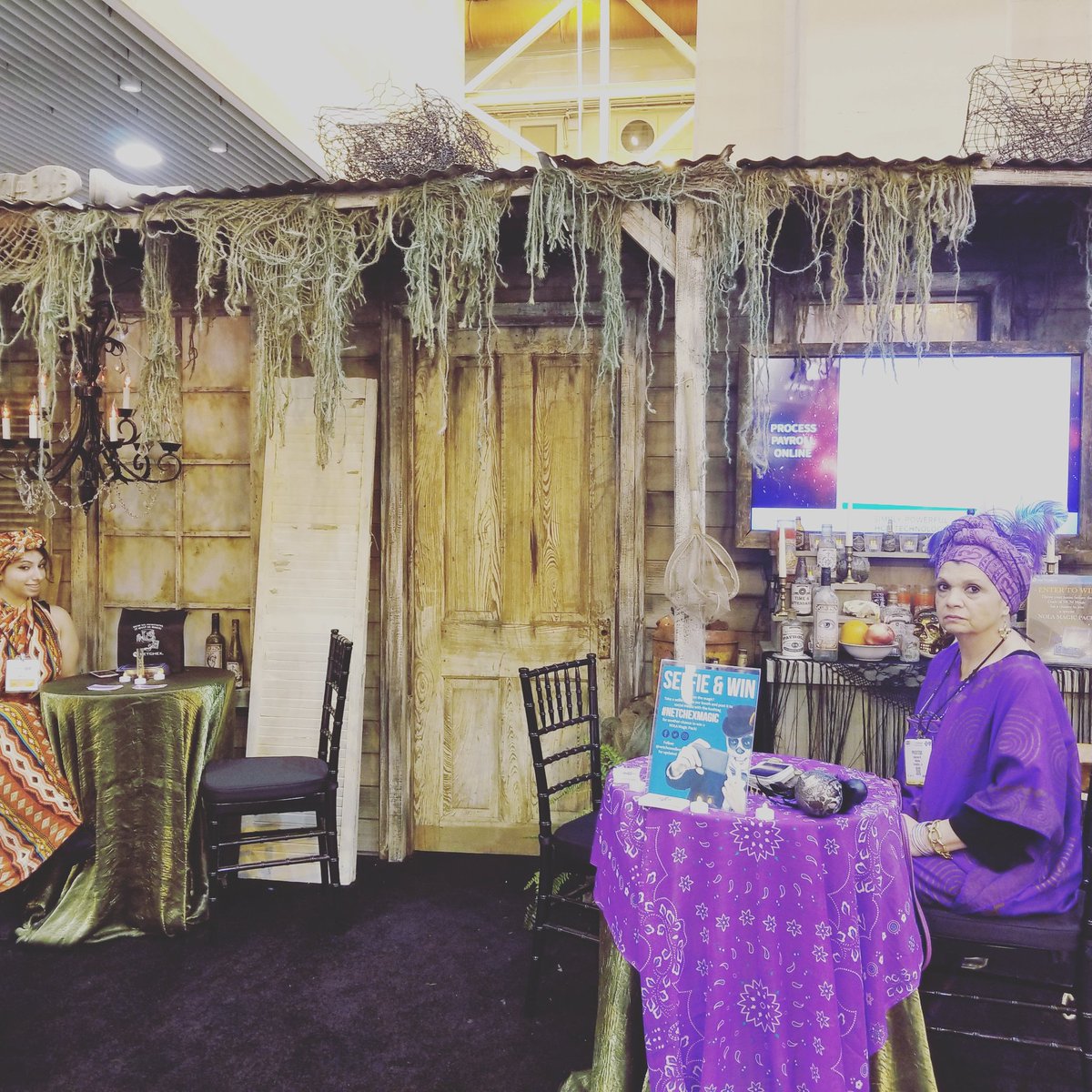 Netchex's tweet image. Fortune teller ready to reveal your HR path. #Netchexmagic #shrm17