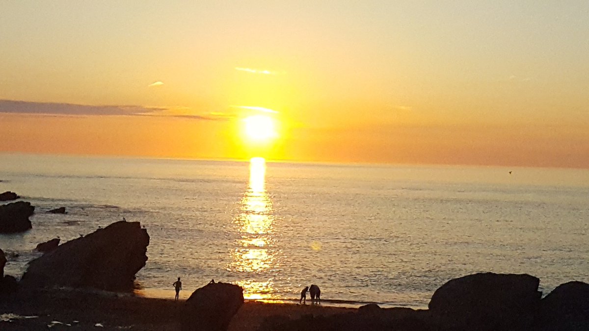 trade_fayre's tweet photo. Beautiful #sunset in #ilfracombe @Devon_Hour https://t.co/wyZ2u0b9iw