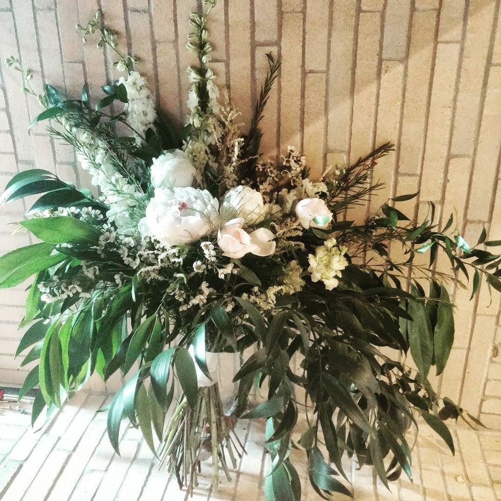 FlowersOMG's tweet photo. #greenery is trending and will be a growing #wedding #trend love this fresh picked bouquet featuring #peony https://t.co/EAEy8mFTa6 https://t.co/U3JMmmkbk4