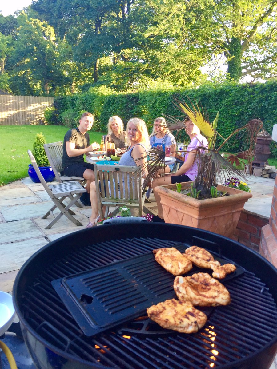 McWill99's tweet photo. Fathers Day treat, cooking and cleaning up after this lot, normal order is ressummed. 🍗 🍔 https://t.co/l4j4lqVuUE