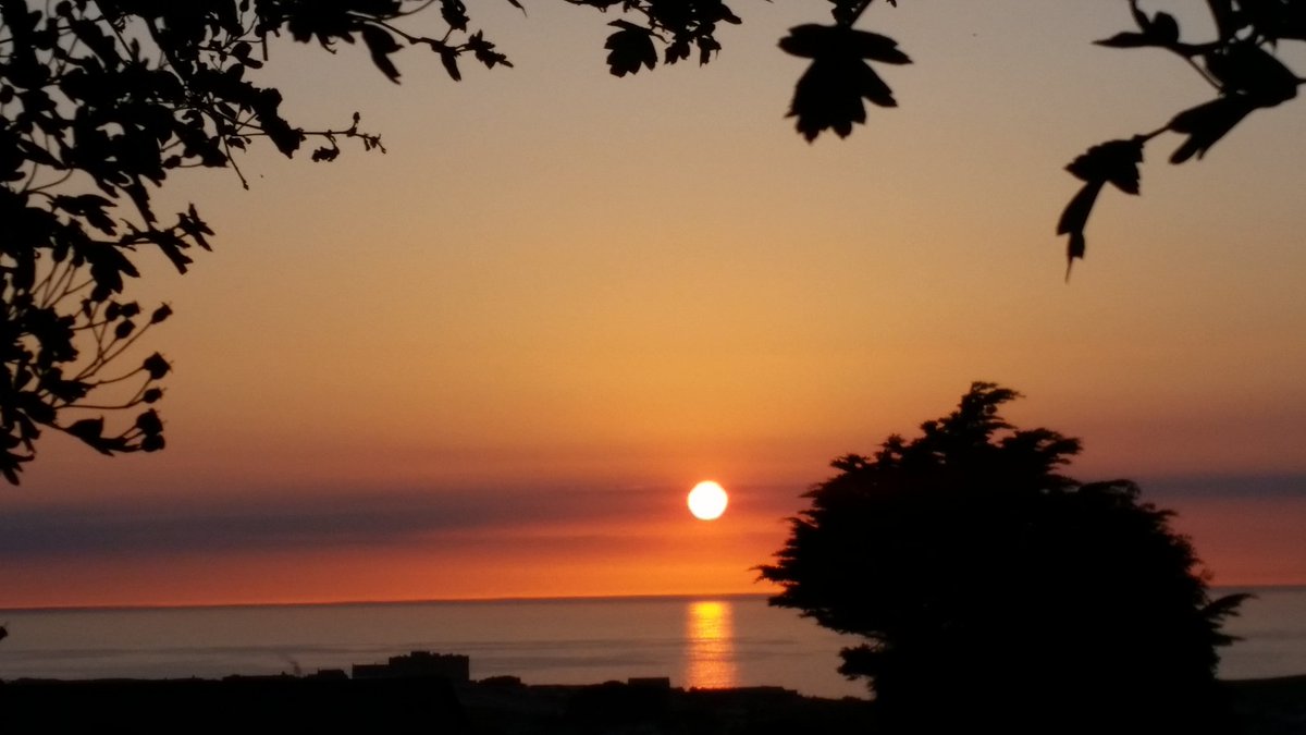 debbiemoore247's tweet photo. What a stunning day @British_wx @CornwallChatter @bbcweather @CornwallHour #sunset #tintagel https://t.co/TP52FhUP0E