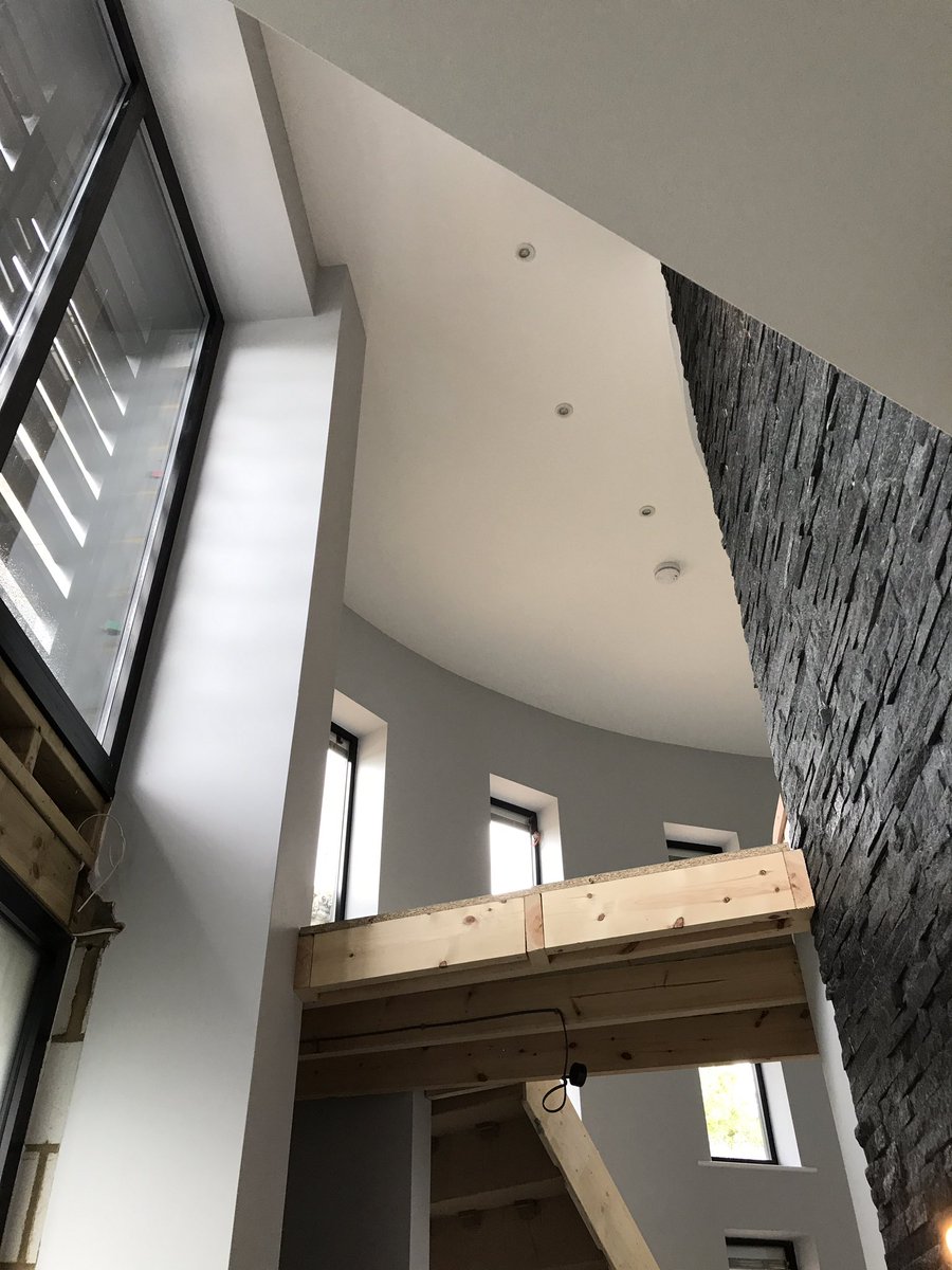 PlastererMark's tweet image. Our clients huge 2 storey rotunda stairwell and gallery is looking stunning with feature wall and painted plaster .