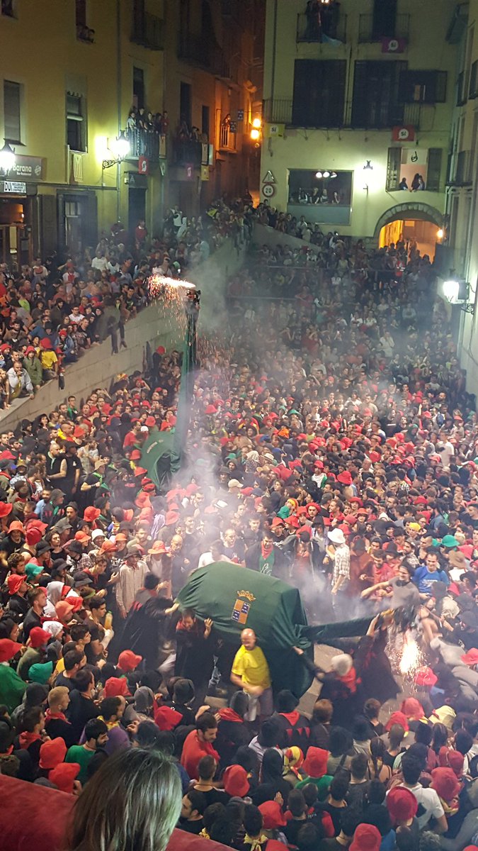 lapatum's tweet photo. Les #Guites també fan l'últim salt, tot i que després tornaran a sortir a la plaça pels #Tirabols #Patum #Patum17 #PatumCompleta https://t.co/nCWiIoKntx