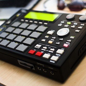 undgnddottv's tweet photo. I've always had the hots for the MPC 1000 but never owned one. They are always on my eBay watch list though. Maybe one day..... #akai #akai… https://t.co/fcDP9IjM52