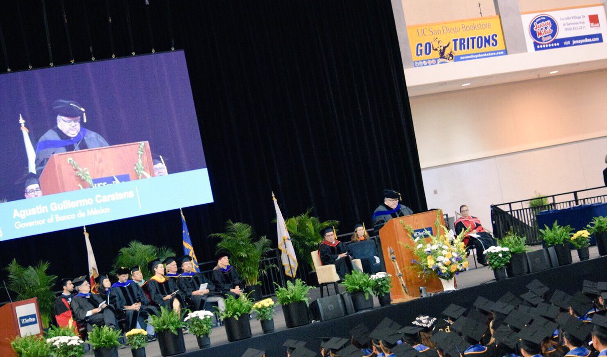 USMEXUCSD's tweet photo. Carstens first message to the graduating class - who are future policy makers- is to respect the life cycle of policies. #UCSD2017 https://t.co/rd3yWuCj9a