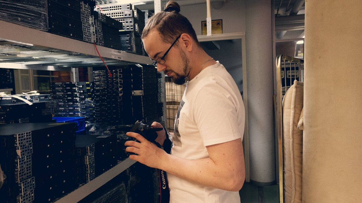 catezify's tweet photo. Käytiin ahdistelemassa netcrewiä assyvarastolla. Koitetaan esitellä organisaatiota. ▶️ Mitä sä haluisit tietää? @assemblyparty #assyhype 🔜 https://t.co/Ea35XqlXaf