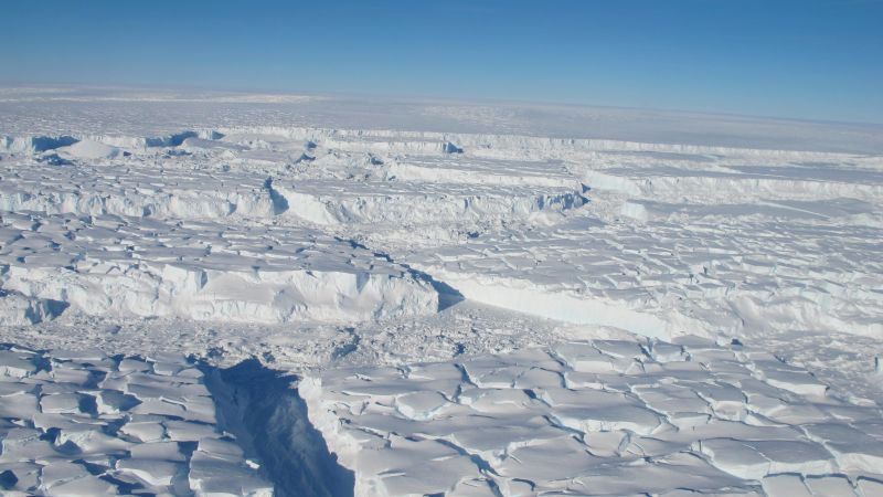 Gizmodo's tweet photo. Why did an enormous chunk of West Antarctica suddenly start melting?
https://t.co/Hl5Il8KgRa https://t.co/X6WowQZ4n5