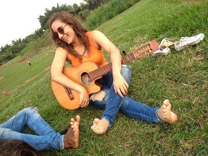 sharayherrera's tweet photo. No shoes, music, nature... #felicidá #FelizDomingo 🍃🍂 https://t.co/npSPZuFpdA