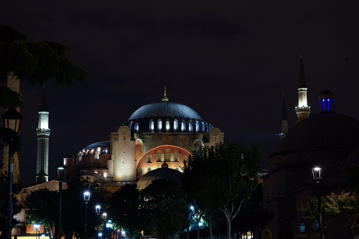PhilippSacherow's tweet photo. Good Night from the Bosporus. #Istanbul ist the only City in the World, which is built on two continents.
#Turkey #BlueMosque #HagiaSophia https://t.co/583AcW7oz9