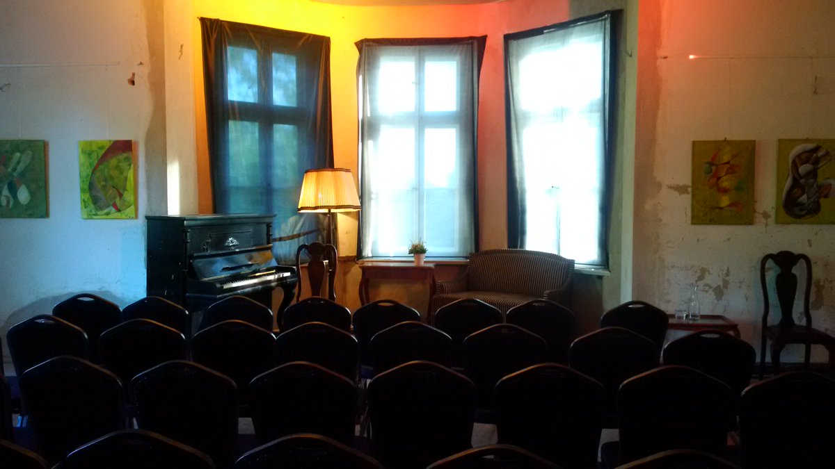 emalinedelapaix's tweet photo. Lovely afternoon performing @ Schloss #Vichel in #Brandenburg Germany
#singersongwriter #konzerte https://t.co/df26PoNHcV