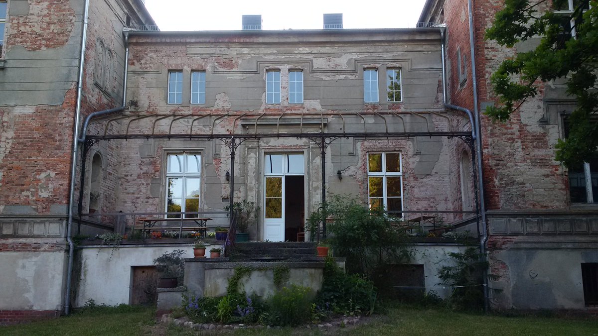 emalinedelapaix's tweet photo. Lovely afternoon performing @ Schloss #Vichel in #Brandenburg Germany
#singersongwriter #konzerte https://t.co/df26PoNHcV