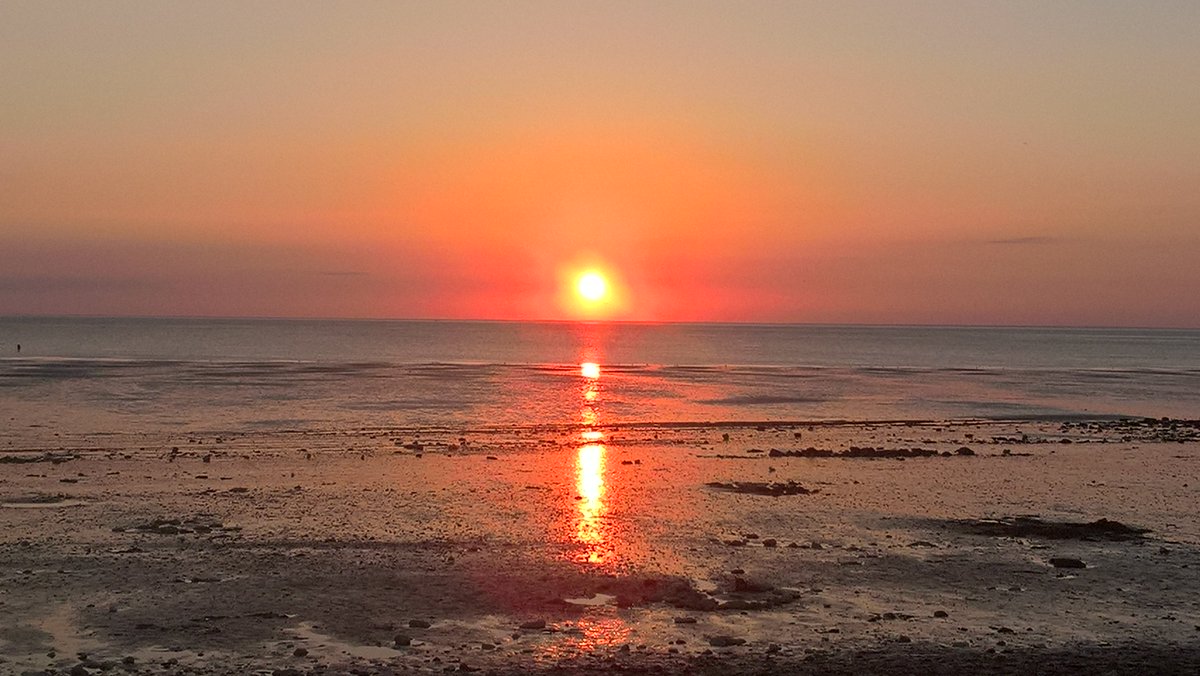 The sun goes down at the end of another beautiful day in #Hunstanton