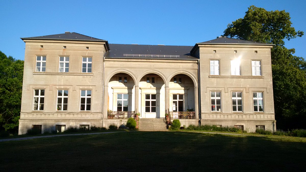 emalinedelapaix's tweet photo. Lovely afternoon performing @ Schloss #Vichel in #Brandenburg Germany
#singersongwriter #konzerte https://t.co/df26PoNHcV