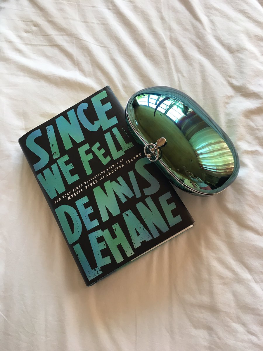 DanaDelany's tweet photo. Just love when my purse matches my book. #avoidingpacking https://t.co/cklMZj8Kms