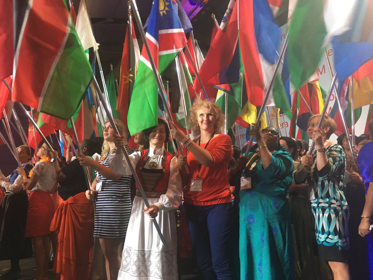 De traditionele vlaggenparade tijdens de start van de ICM in Toronto. @miekebeentjes draagt als vz KNOV de Nederlandse driekleur #knovicm