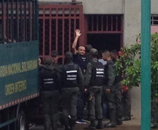 LuisFlorido's tweet photo. Desde aquí desde la OEA, pedimos a Ciudad #Guayana acompañar a @SamuelPetit y los 10 estudiantes en los tribunales #LiberenASamuel #18Jun https://t.co/G28ouJ9DMI