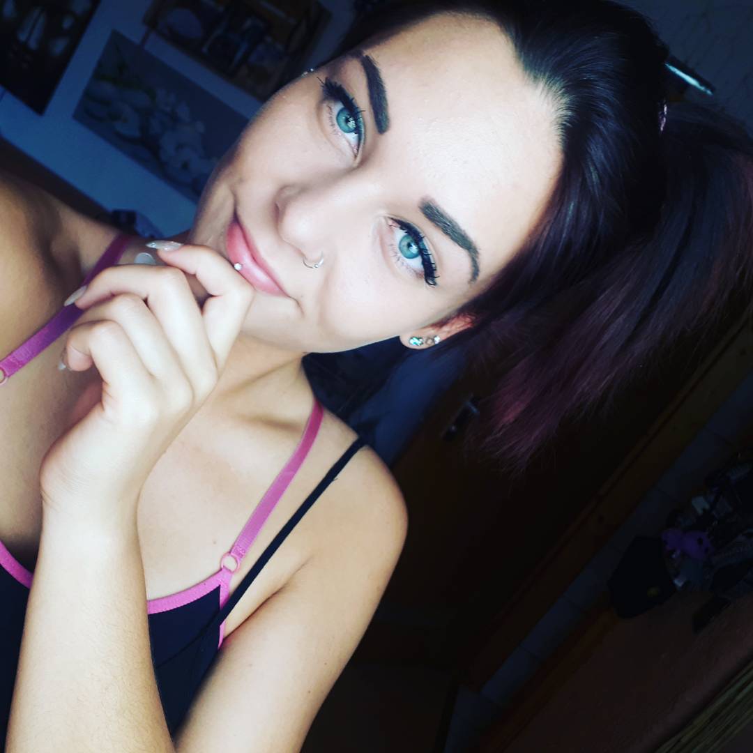 Guute nacht meine lieben :*
.
Morgen fängt die Arbeitswoche im #Phantasialand wieder an :D
.
#piercing #newhair #rideoperator