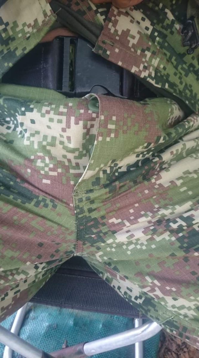 lopez_alejo1's tweet photo. Se me paro él cacho #militar #policia #medellin #FolloMe #FolloForFolloBack #crusing #morbo #DomingoDeGanarSeguidores #felizdiapadresarrecho https://t.co/Pp9hMFmqtk