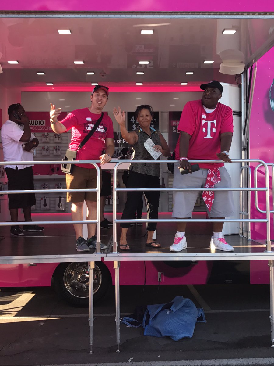 bigSHORTIE817's tweet photo. @LasVegasGirl614 mobile store doing it big. #tmobiletrucks #tmobilenation #trucksquad https://t.co/L51h6fVxAT