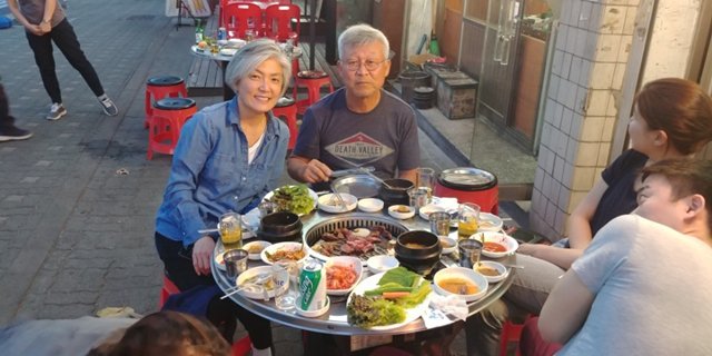 강경화 외교부장관 후보자가 6월 1일 서대문구 연희동 외국인학교 건너편 허스름한 삼겹살집에서 남편 이일병 연세대 교수와 삼겹살에 소주를 곁들인 조촐한 저녁 식사를 즐기고 있다.
kpinews.co.kr/news/articleVi…