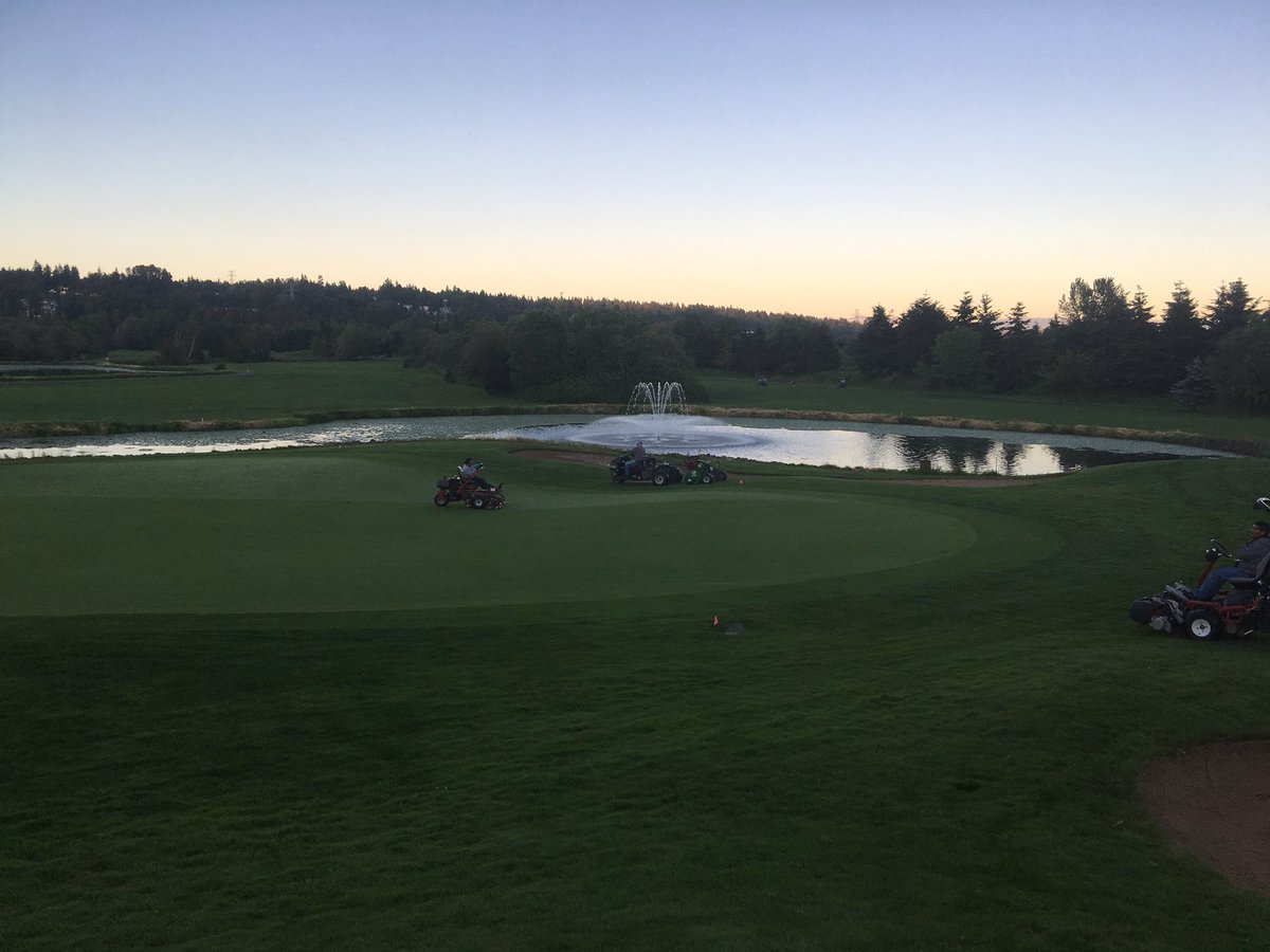 RS_turf's tweet photo. The Sunday night Verticut/topdress crew kill it every week. Improvement in the greens this year is all on these folks. #willowsrun #bestcrew https://t.co/sdjKuWCM44