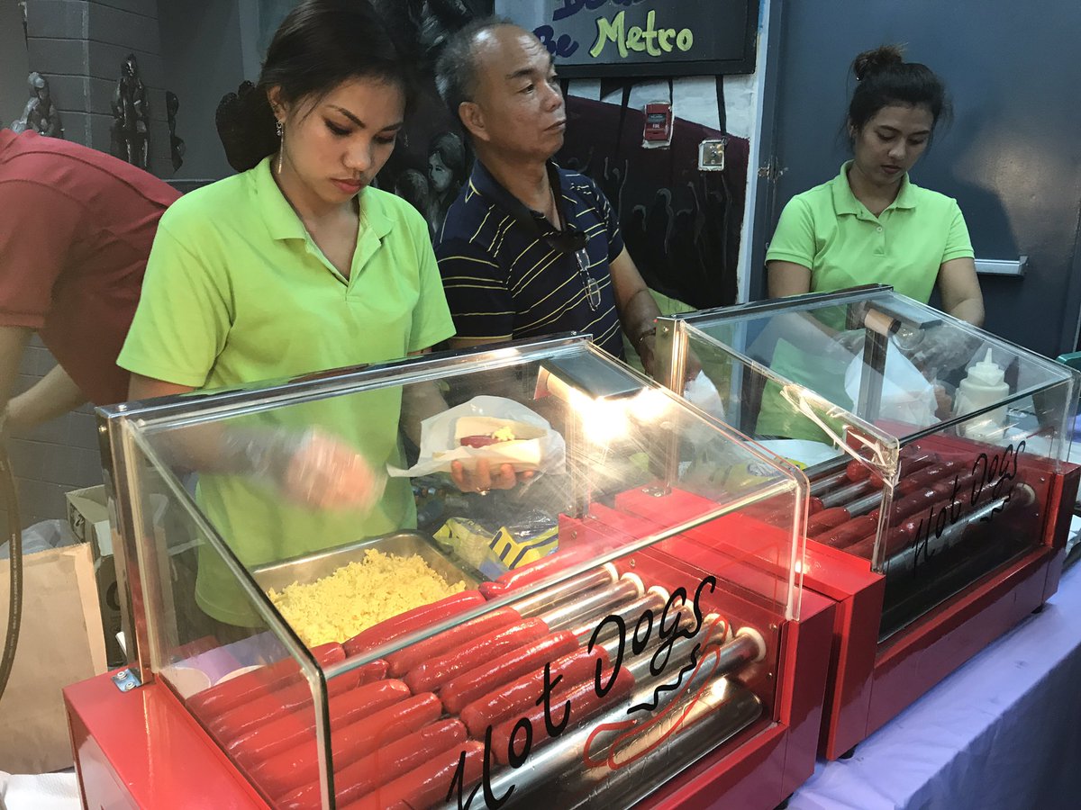 ralsie17jepoy's tweet photo. popcorn🍿? hotdogs🌭? they love it 💕 #17thofjune #thanksmetropcs #QAOpenHouse2017 @Josie_MPCS @JaysonArabe @Greg_MPCS https://t.co/qVuIJcvg1m
