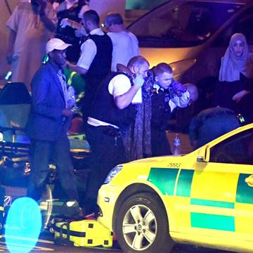 Shae2150's tweet photo. A vehicle collided with pedestrians by Finsbury Park in London. It is currently being investigated with multiple casualties. #j2150f https://t.co/OtUIx0bR53