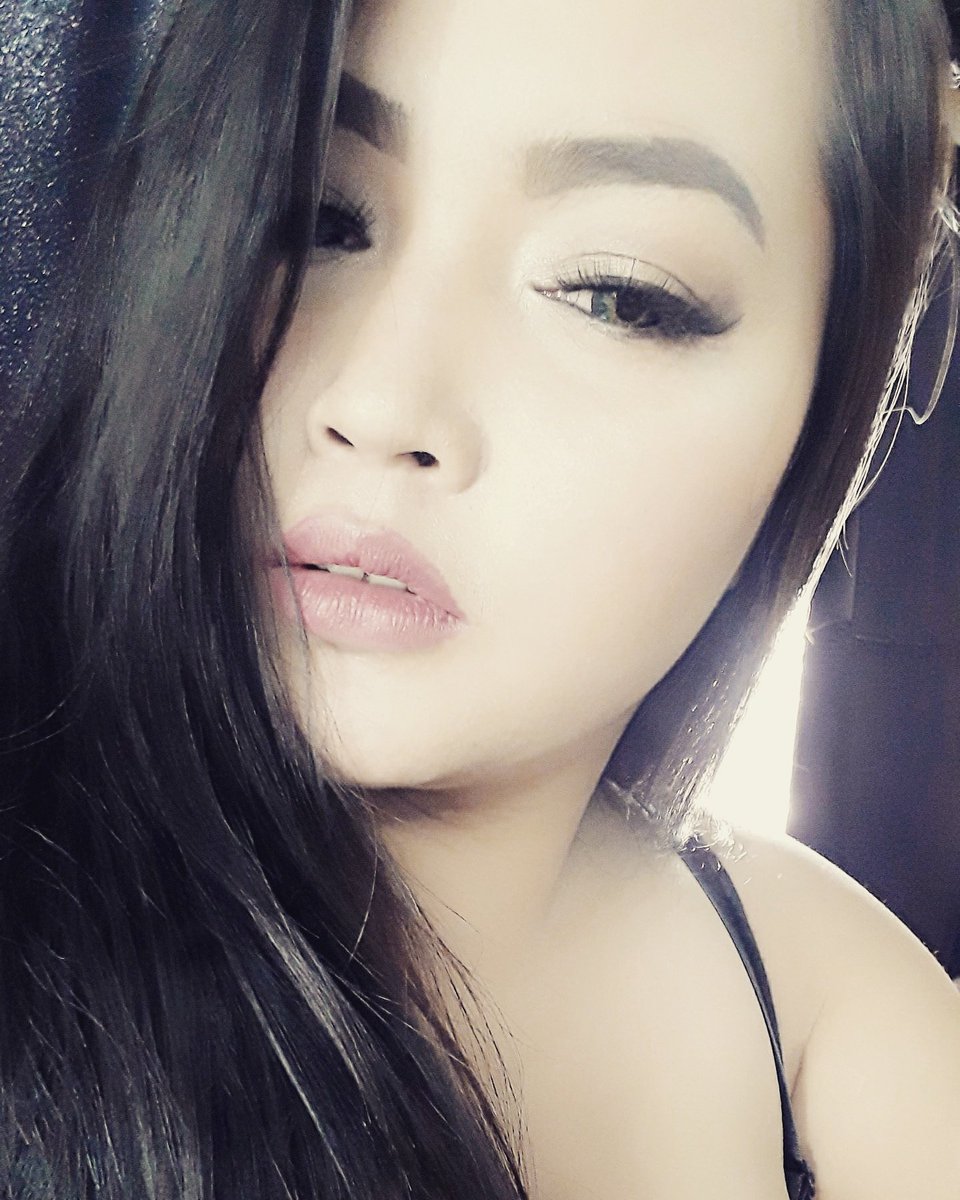 curvylicious_02's tweet photo. Need new haters, the old ones are starting to like me! #selfie #goodmorning #selfiequeen #lovemyeyes #lovemeorhateme https://t.co/UM4o96yptk