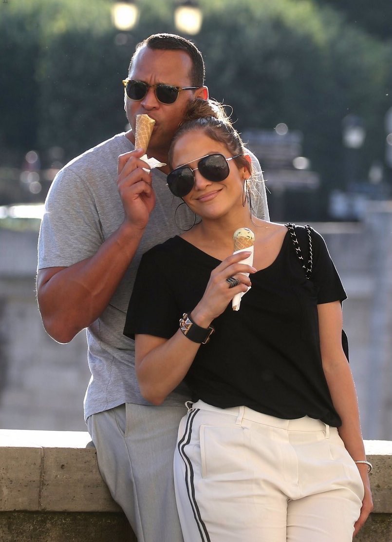 versacelopez's tweet photo. looking at these photos are making me want to get a boyfriend damn. they're goals. i love them. https://t.co/XZF1T2UNmk