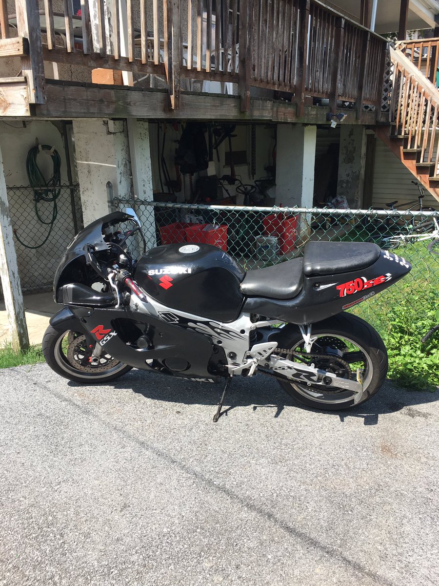 FIDLER_22's tweet photo. #liveForThis #gsxr #suzuki #jixxer "2 minutes to midnight" #ballPeenCustomCycles https://t.co/nqI5fyP3k7