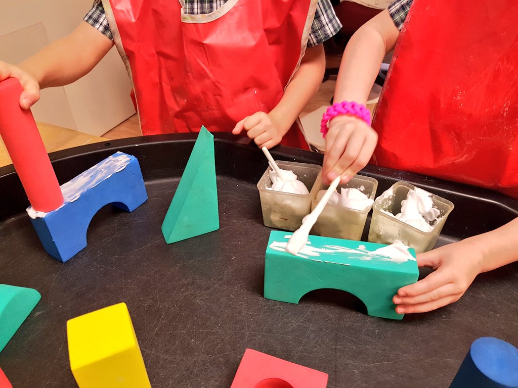 EYideas1's tweet photo. Building with shaving foam! We have loved naming the 3D shapes @Reception_TTS #maths #EYtalking #handsonslearning https://t.co/bQ8onFGgcy