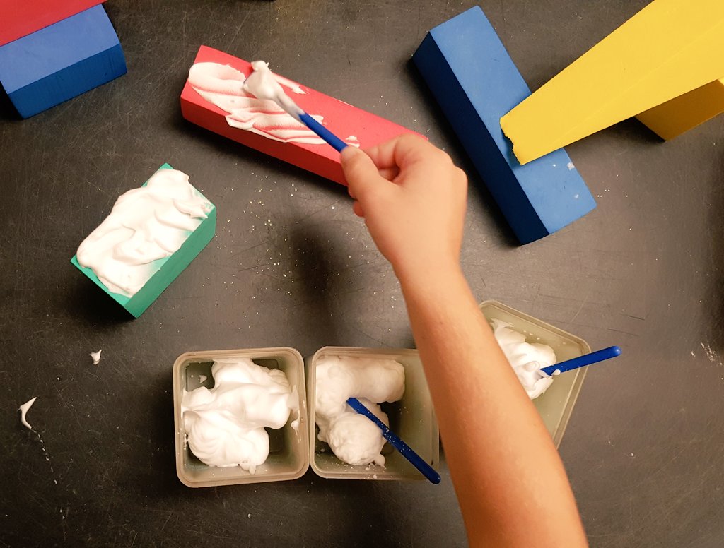 EYideas1's tweet photo. Building with shaving foam! We have loved naming the 3D shapes @Reception_TTS #maths #EYtalking #handsonslearning https://t.co/bQ8onFGgcy