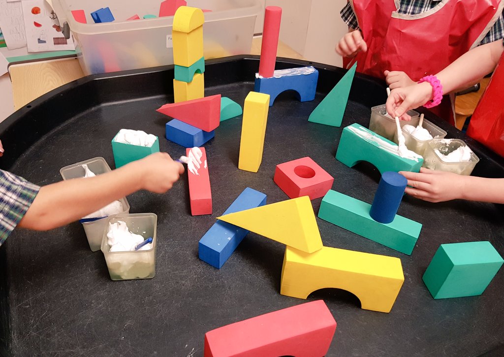 EYideas1's tweet photo. Building with shaving foam! We have loved naming the 3D shapes @Reception_TTS #maths #EYtalking #handsonslearning https://t.co/bQ8onFGgcy