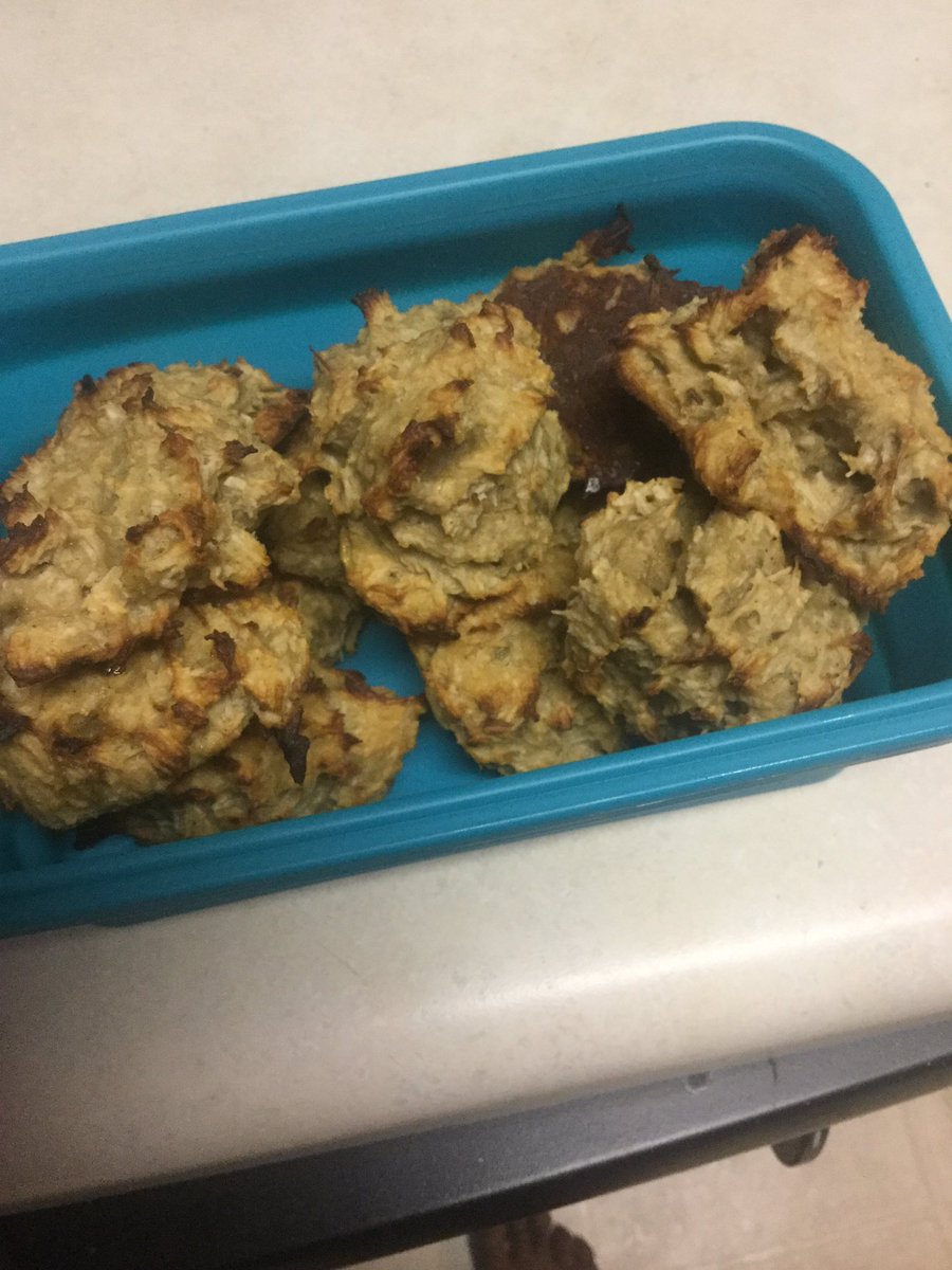 MikiAtl's tweet photo. Meal Prepping @ToneItUp #7DSD Coconut Macaroons!!!! Delicious and Healthy!! Next up Chia seed pudding and overnight oats!! #TIUChallenge https://t.co/UgluJb0dT6